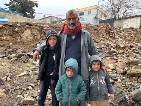 Depremde eşi ve 2 oğlu ile birlikte enkaz altında kalan anne acı dolu o geceyi anlattı